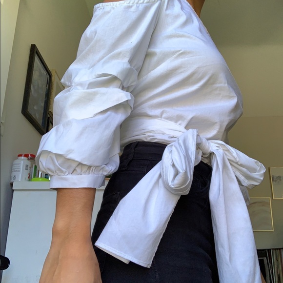 White blouse with so many cute details - Picture 4 of 5